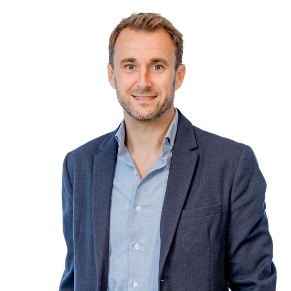 Eigenaar Matthijs Claessens, foto van de voorkant lachend naar camera
