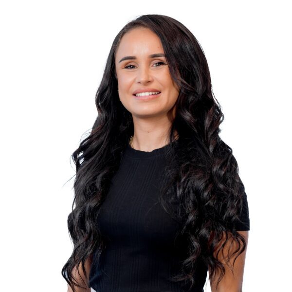 Samira Verheul recruiter finance, foto van de voorkant lachend naar camera