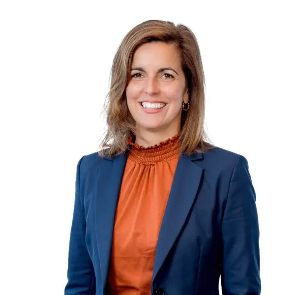Marjolein Bos recruiter finance, foto van de voorkant lachend naar camera