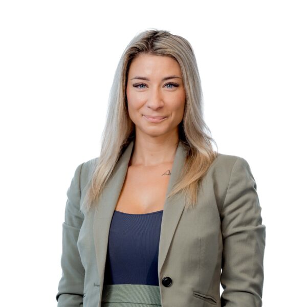 Andra Pusco business manager marketing en sales, foto van de voorkant lachend naar camera