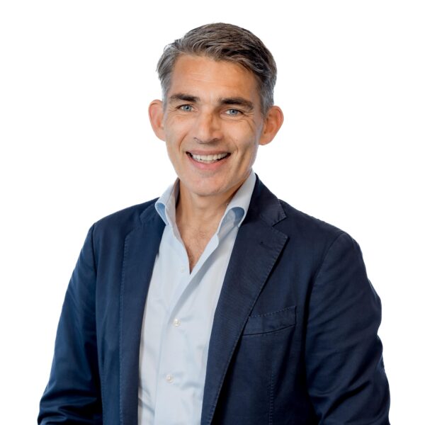 Marc Schram eigenaar, foto van de voorkant lachend naar camera