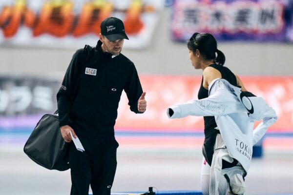 Johan de Wit, Team Gold, coachend op de schaatsbaan, duim omhoog
