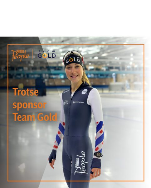 Sanne in t hof, Team Gold, Kijkt lachend naar de camera en staat op een schaatsbaan
