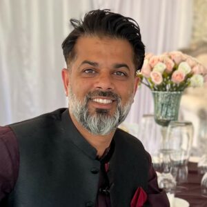 Sheraz Bhatti, foto van de voorkant man lachend