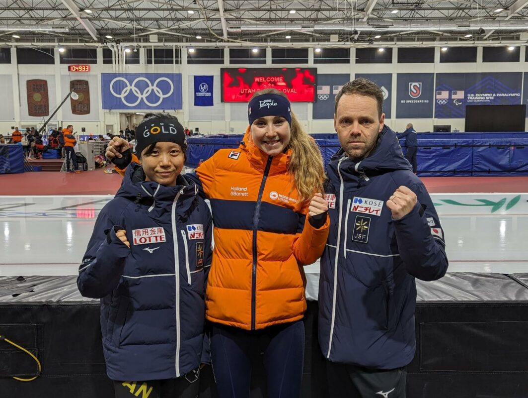 Foto van voren met Sanne in 't Hof, Miho Takagi en Johan de Wit