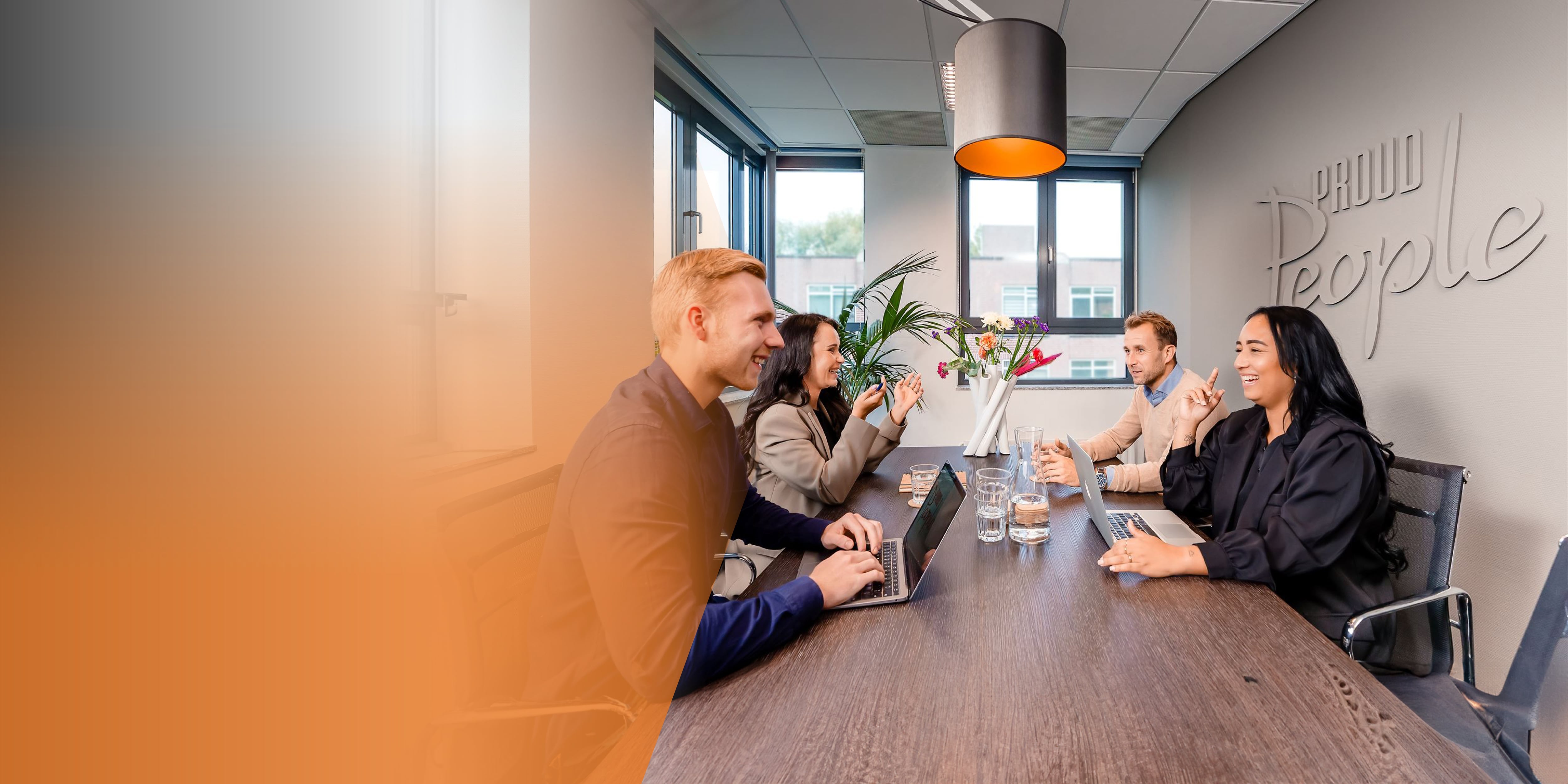 Proud People team lachend naar de elkaar