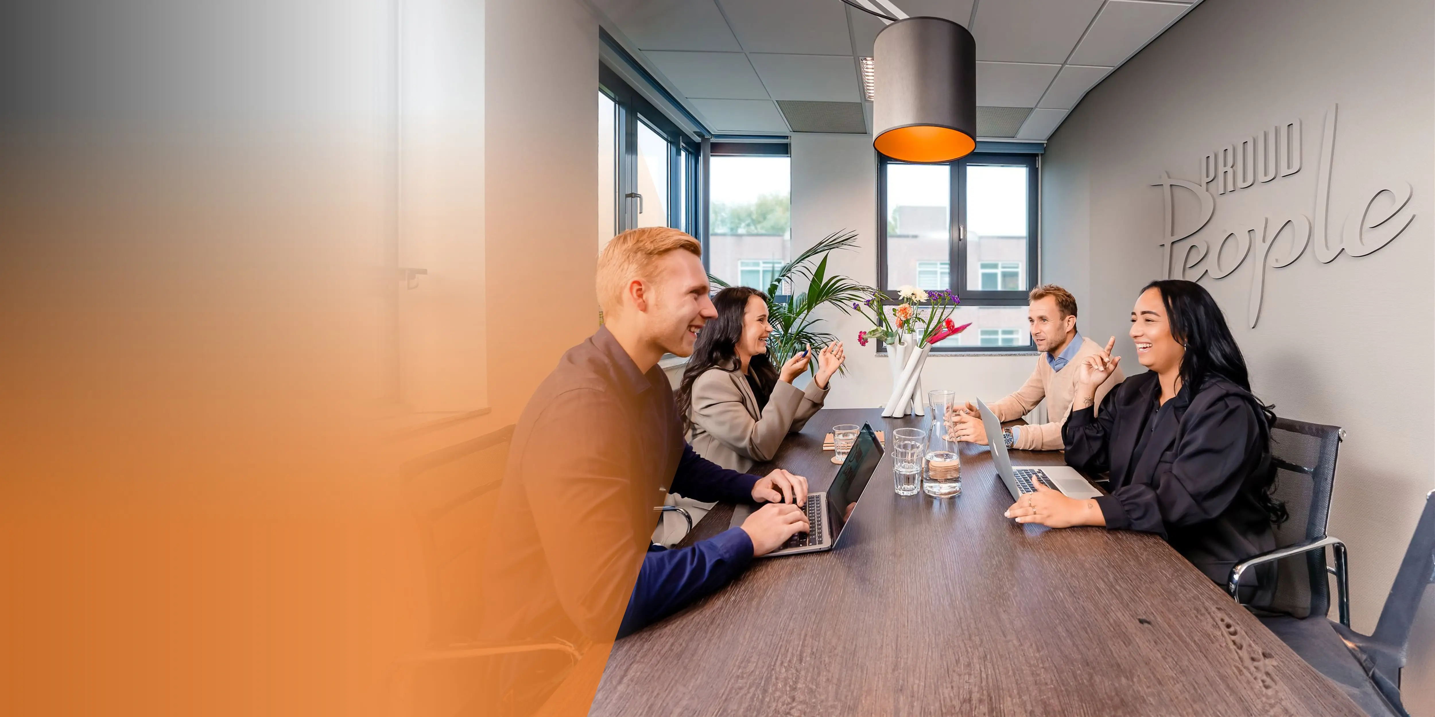 Proud People team lachend naar de elkaar