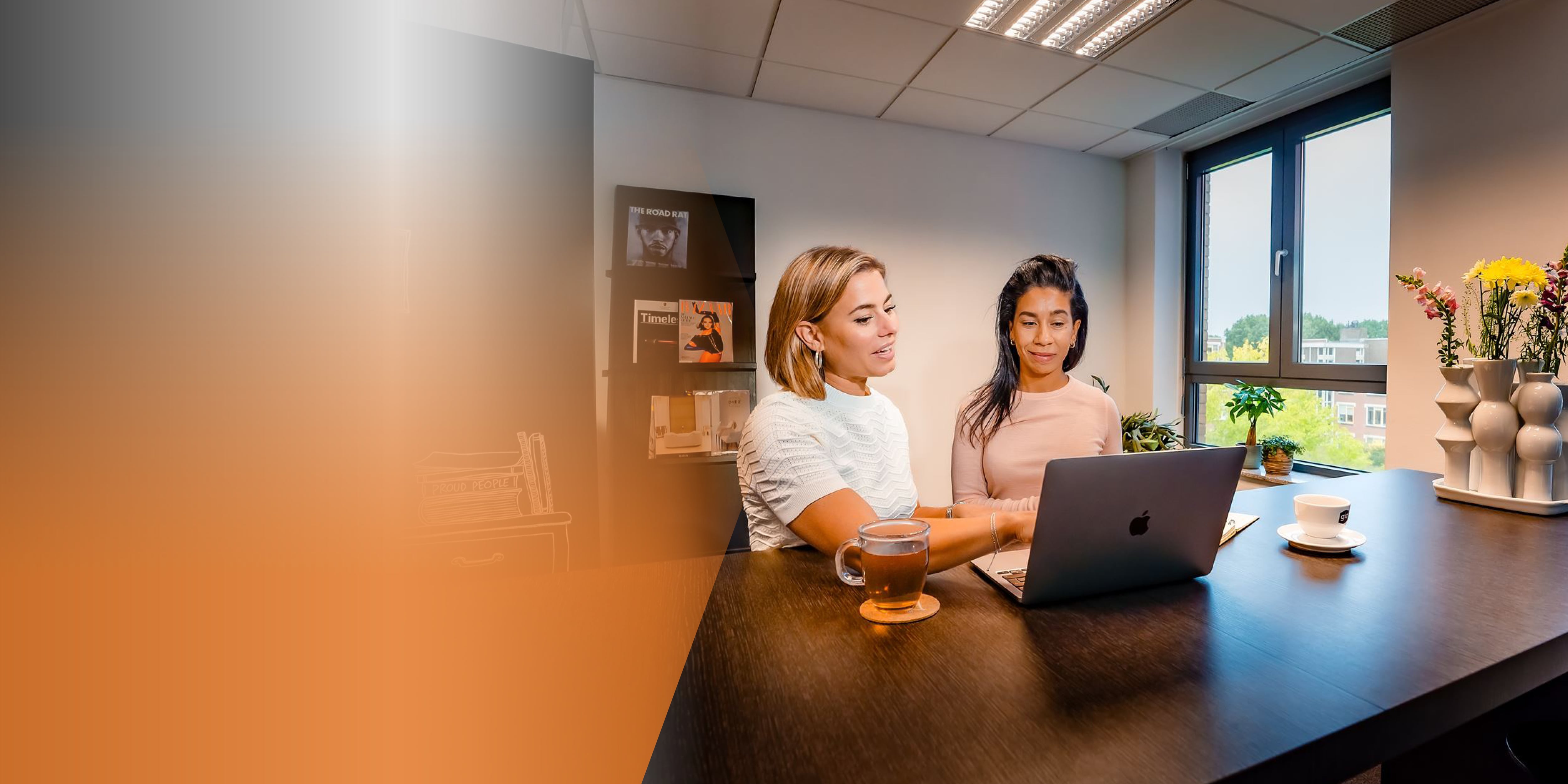 Adinda en may finance recruiters kijken naar scherm