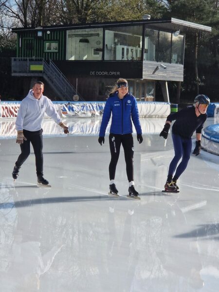 Sanne in 't Hof aan het schaatsen