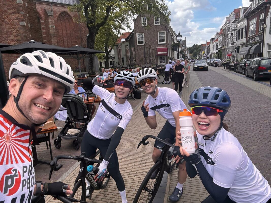 Team Gold en Matthijs fietsen