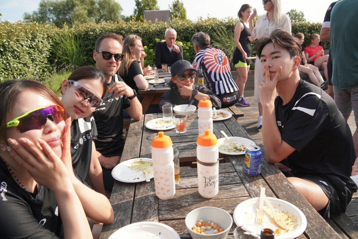 Team Gold aan tafel bij Proud People