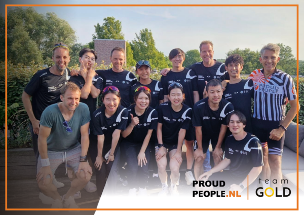 Team Gold op de foto met Proud People