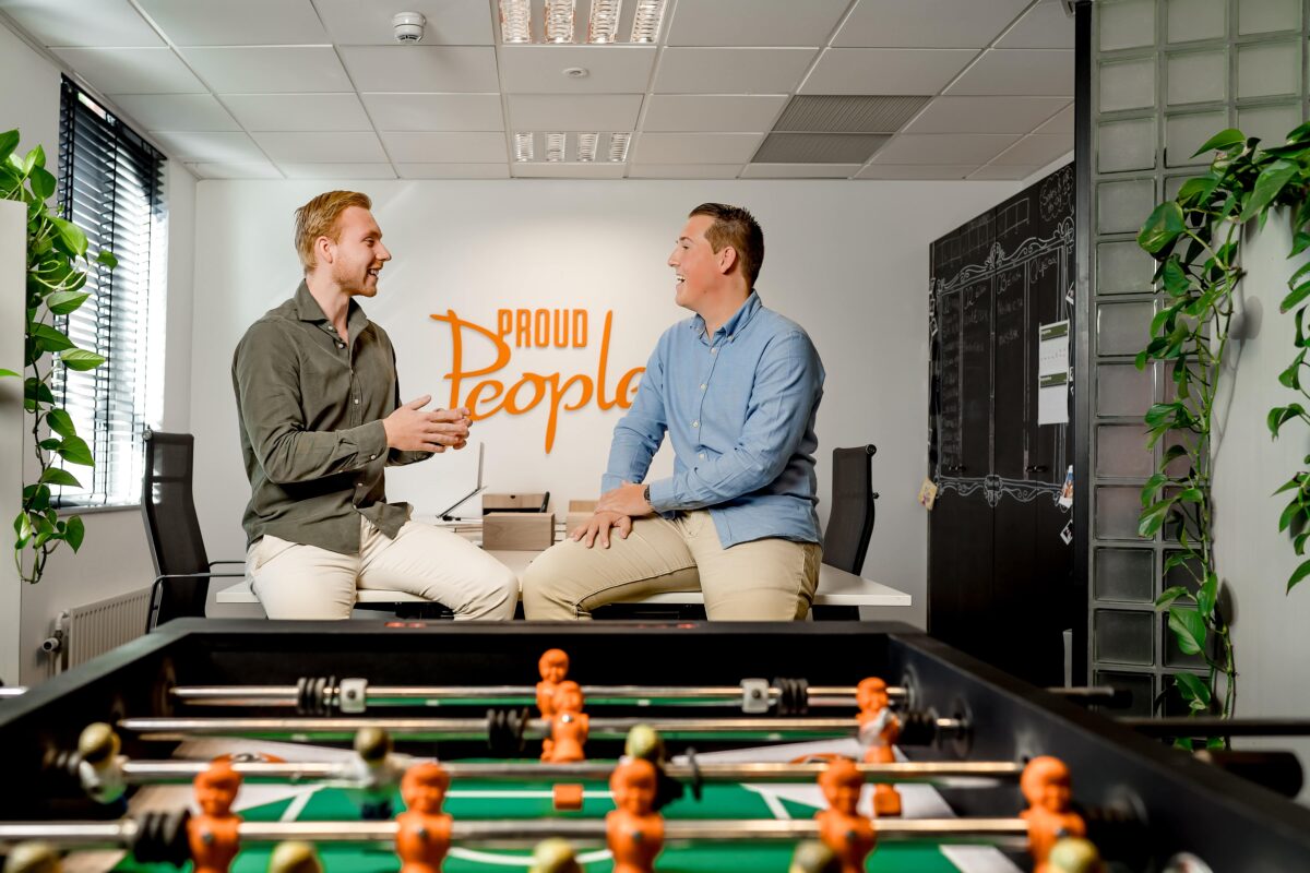 Team van Proud People bespreekt wervingsstrategieën 2026 op kantoor