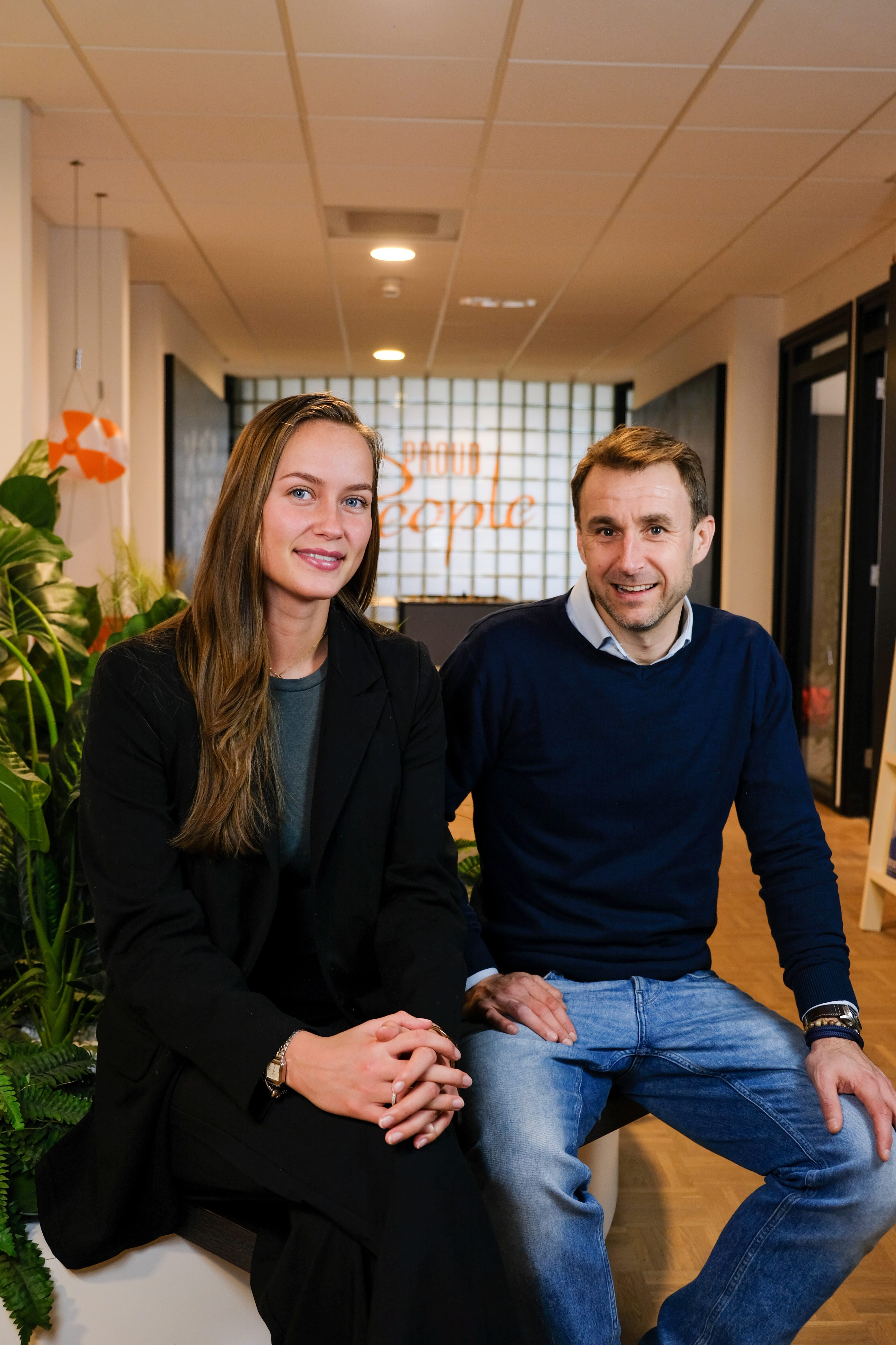 Andra en Sharon lachend naar beeldscherm