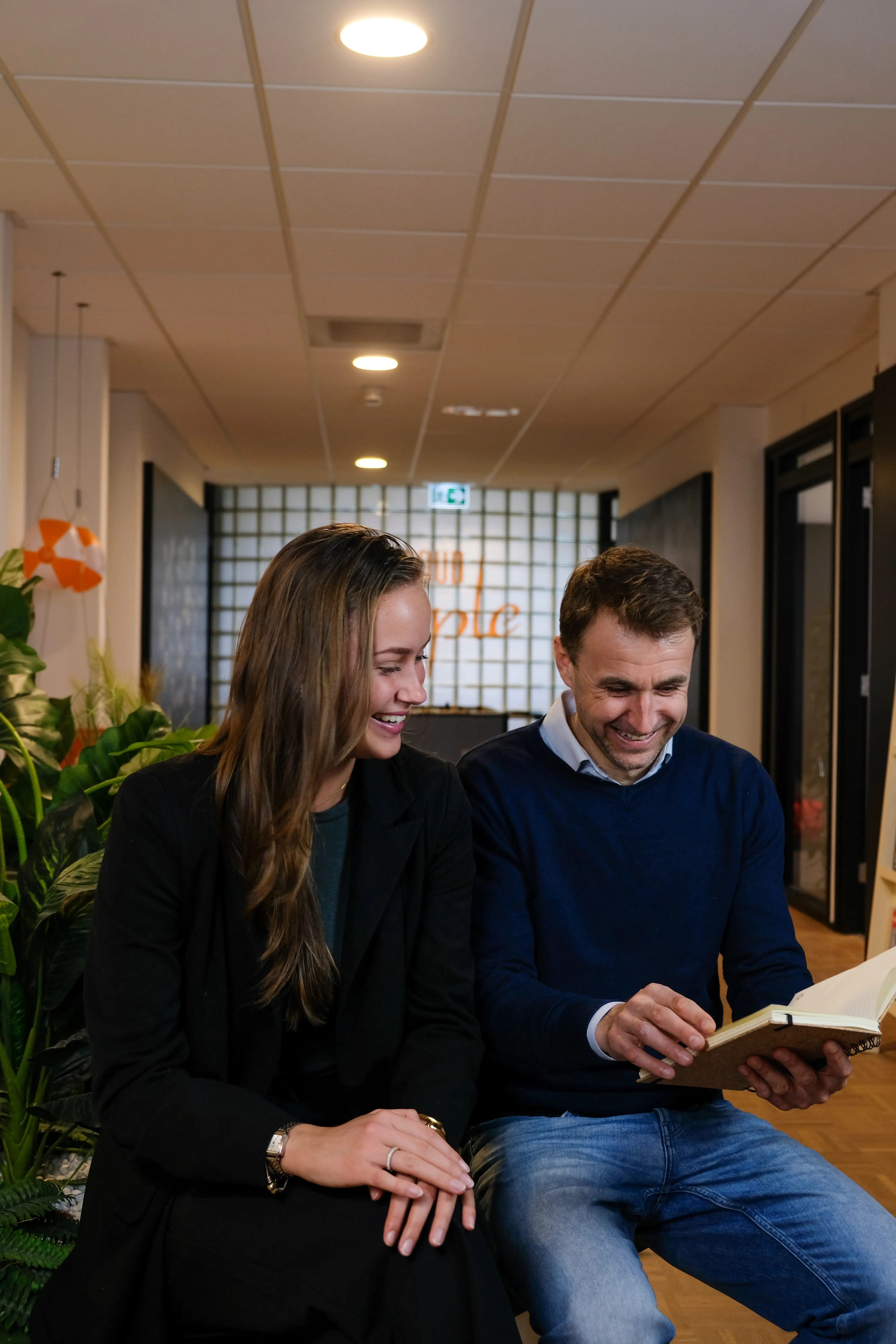 Collega's in gesprek op kantoor