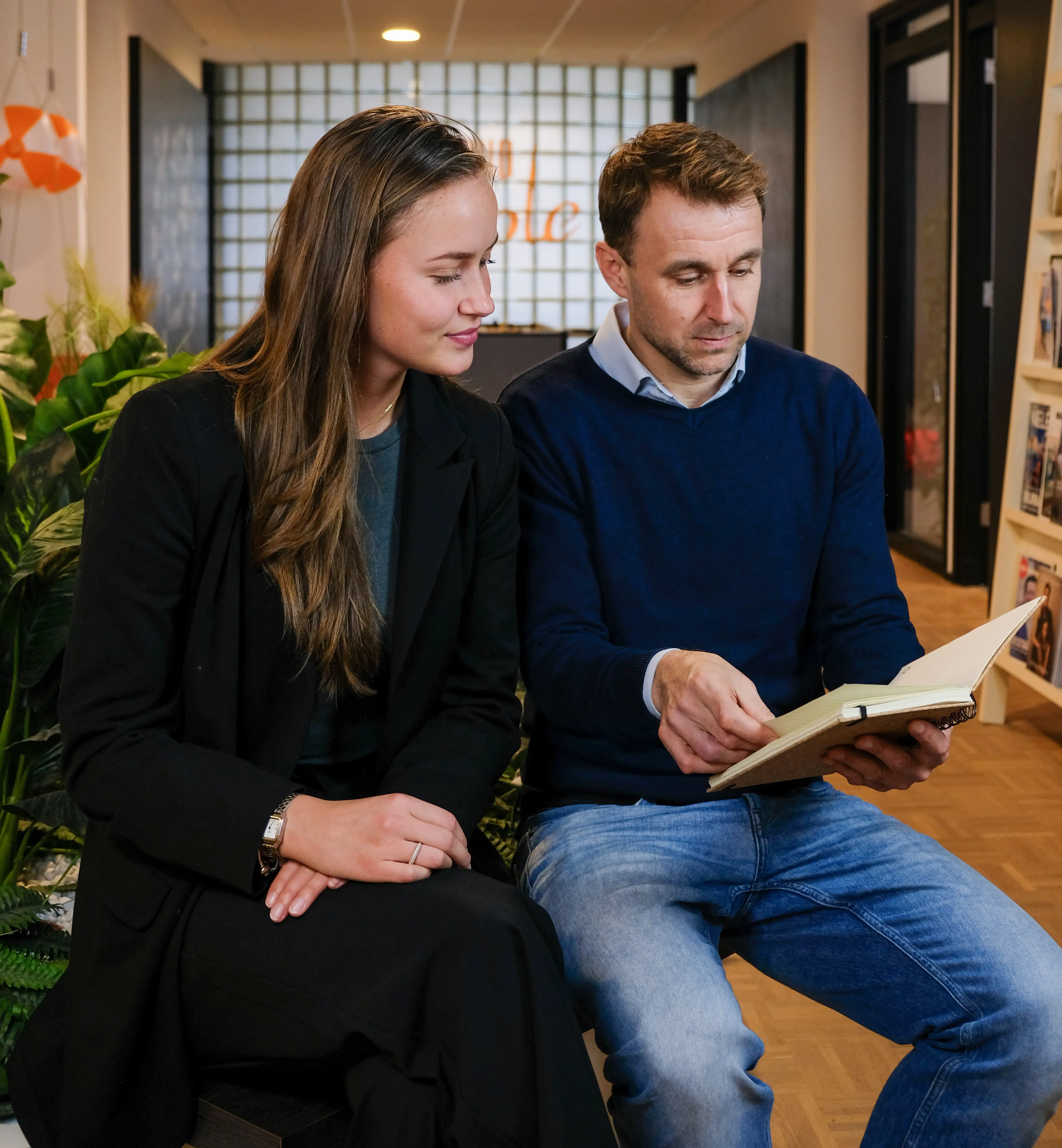 Andra en Sharon lachend naar beeldscherm